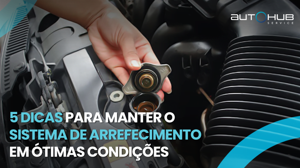 Pessoa observando o sistema de arrefecimento de um carro, com o seguinte texto: Dicas para manter o sistema de arrefecimento em ótimas condições