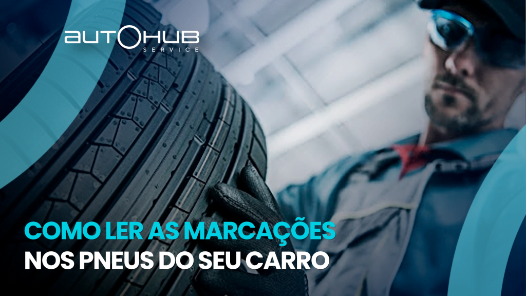 Mecânico analisando as marcações de um pneu, com o seguinte texto: Como ler marcações no pneu do seu carro