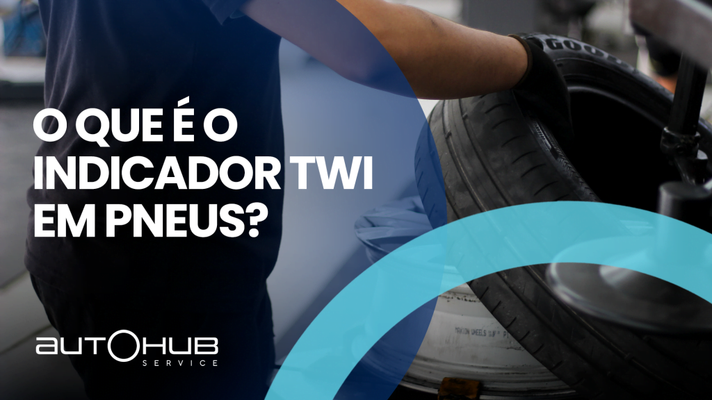 Mecânico da AutoHub olhando para um pneu, com a seguinte frase: O que é o indicador TWI?