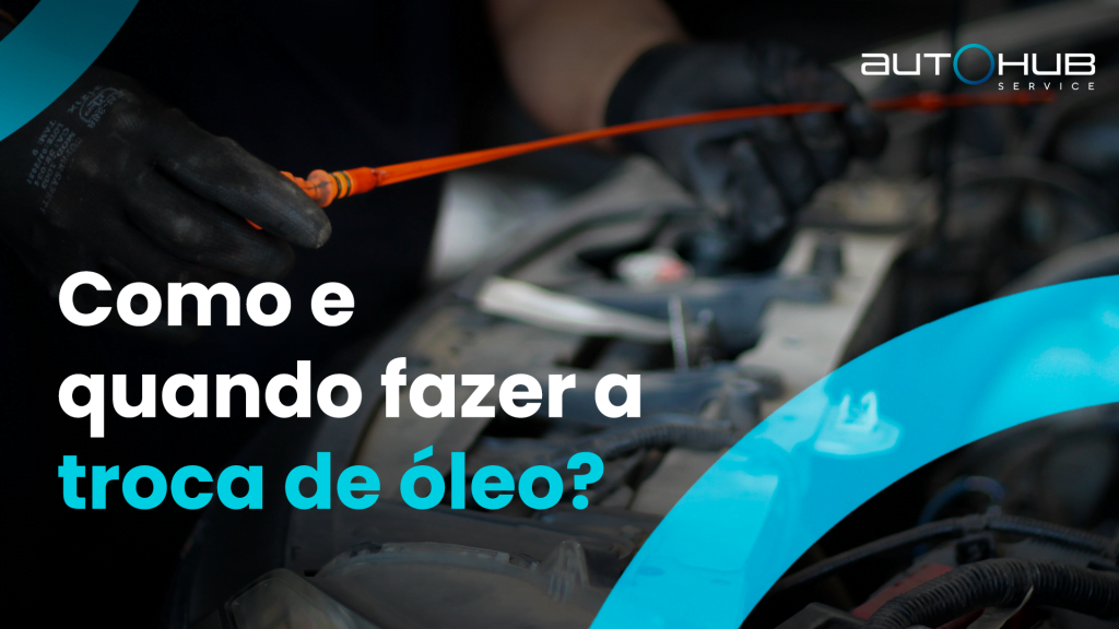 Funcionário da AutoHub verificando o óleo de um carro, com o seguinte texto: Como e quando fazer a troca de óleo?