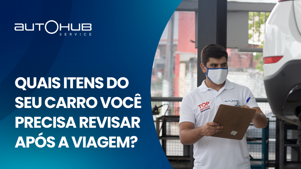 Profissional da AutoHub fazendo uma checagem das condições do carro em um bloquinho, com o seguinte texto ao lado: Quais itens do carro você precisa revisar após uma viagem?