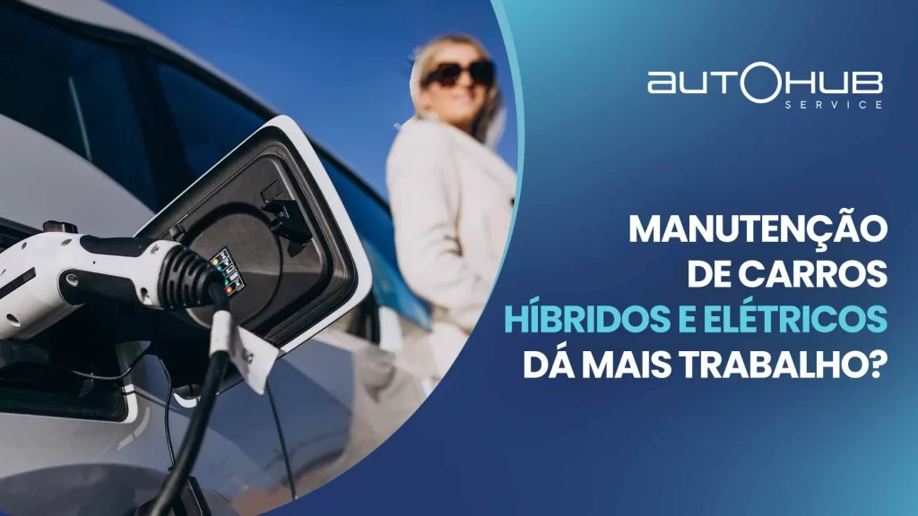 Mulher ao lado de um carro elétrico passando por uma recarga e o seguinte texto ao lado: Manutenção de carros elétricos e híbridos dá mais trabalho?