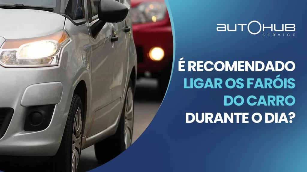 Carro no meio da estrada, durante o dia, com o farol aceso e o seguinte texto: É recomendado lugar os faróis do carro durante o dia?