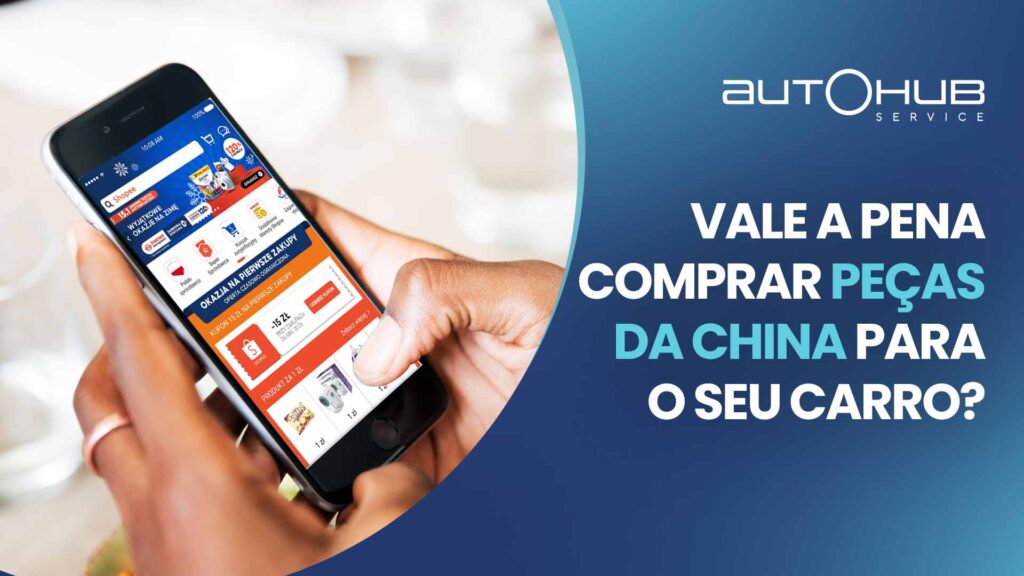 Pessoa segurando um celular com o aplicativo Shoopee aparecendo na tela e o seguinte texto: Vale a pena comprar peças da China para o seu carro?