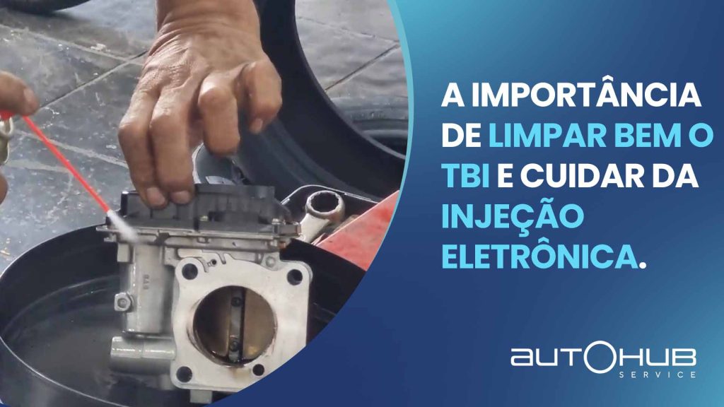 Mecânico da AutoHub realizando a higienização do corpo de borboleta (TBI) da injeção eletrônica de um carro, com o seguinte texto ao lado: A importância de limpar bem o TBI e cuidar da injeção eletrônica