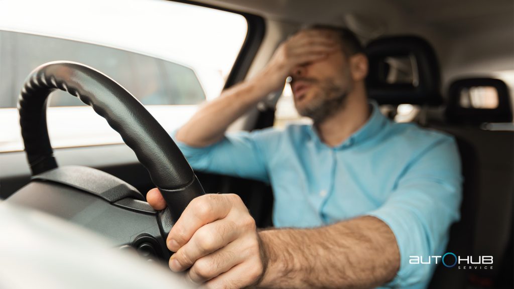 homem chateado dentro do carro