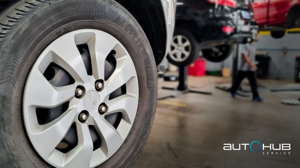 parte do pneu de um carro na loja autohub