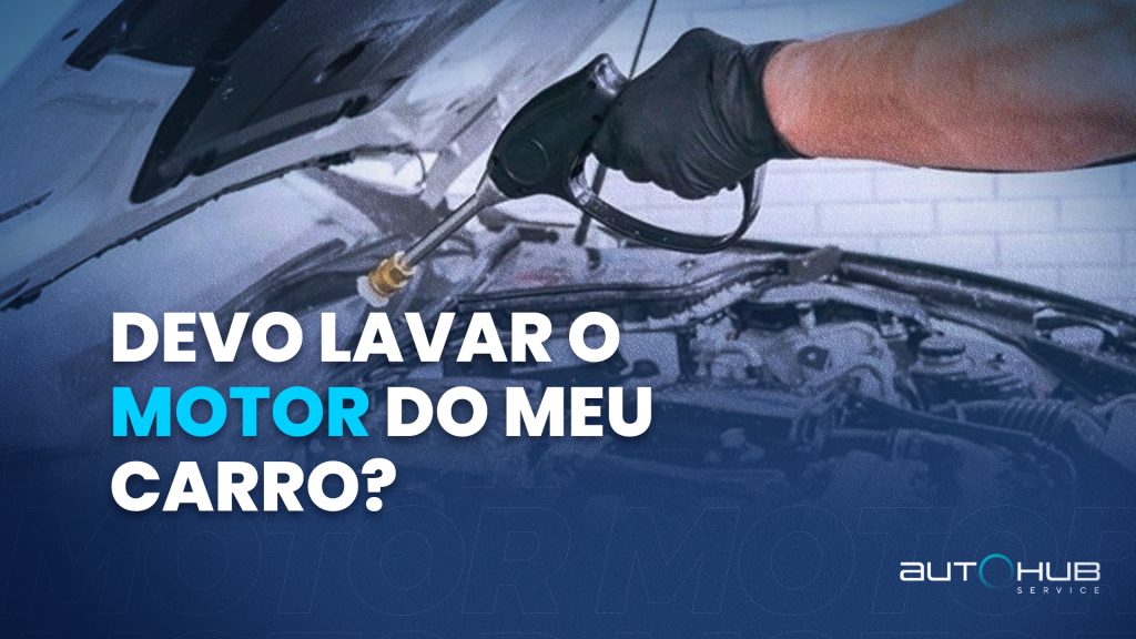 Homem usando mangueira a jato para lavar motor do carro e o seguinte texto "Devo lavar lavar o motor do meu carro?"