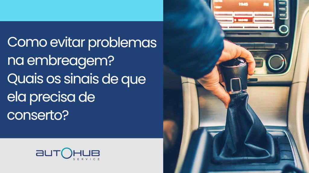 Foto de um motorista passando a marcha em um carro e o seguinte texto: Como evitar problemas na embreagem? Quais os sinais de que ela precisa de conserto?