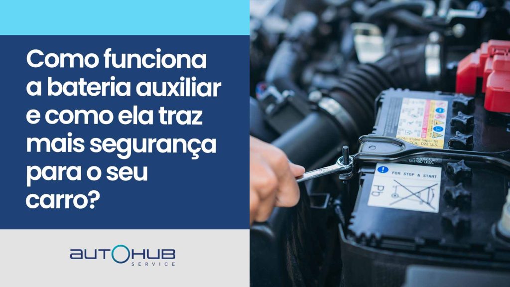 Mecânico instalando uma bateria no carro e o seguinte texto: Como funciona a bateria auxiliar e como ela traz mais segurança para o seu carro?