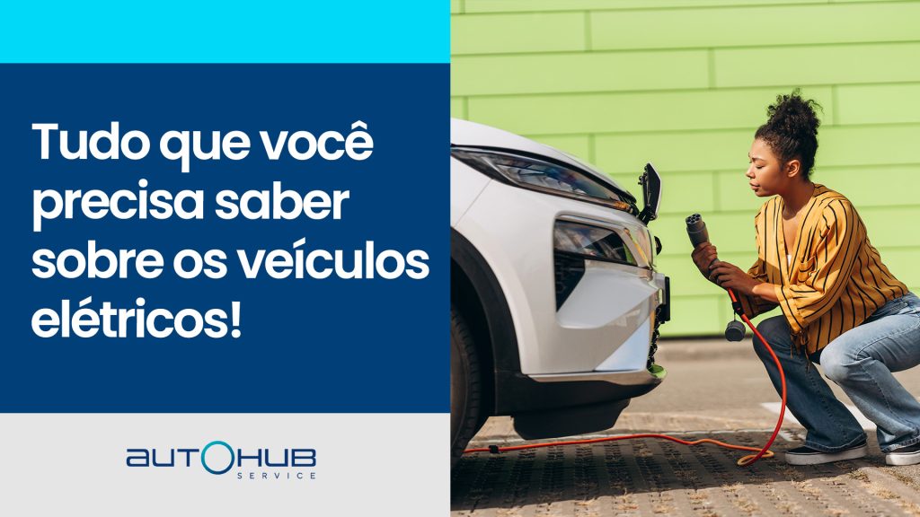 Veículos elétricos: como funcionam e qual é a diferença? Mulher se preparando para recarregar bateria de um carro elétrico e o seguinte texto: Tudo que você precisa saber sobre os veículos elétricos