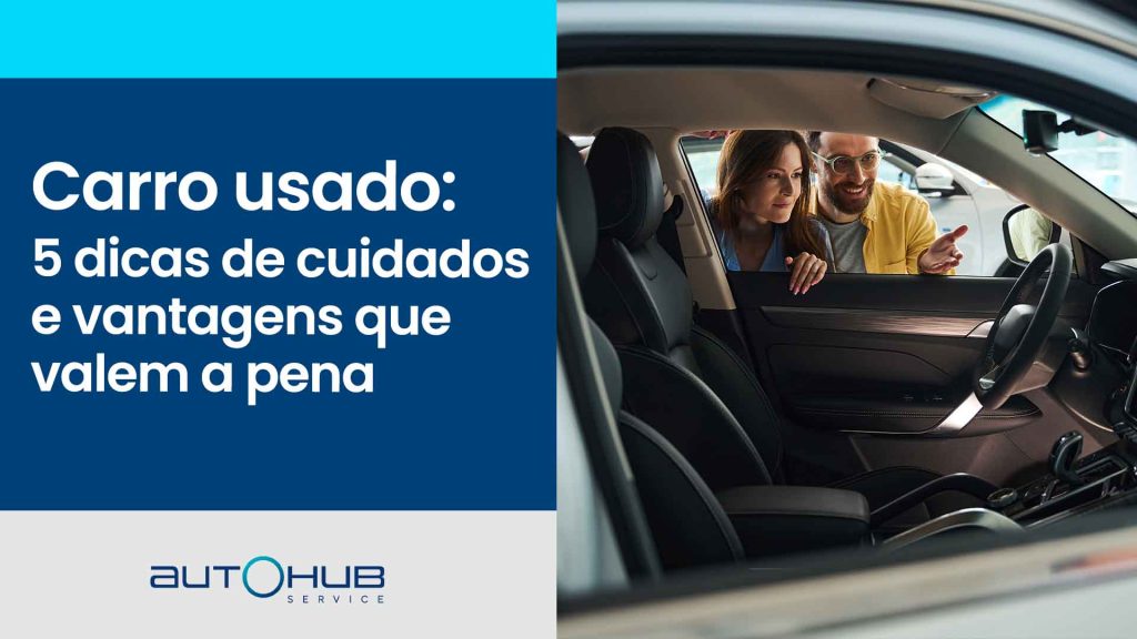 Homem avaliando o interior de um carro usado.