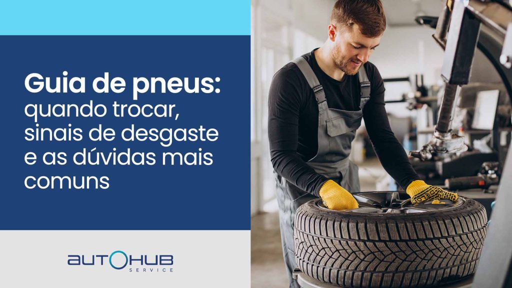 Um homem jovem, com expressão concentrada, está ao lado de um carro enquanto realiza a troca de um dos pneus
