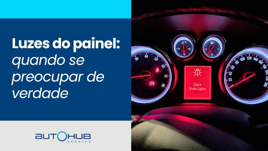 Painel de carro com luzes acesas.